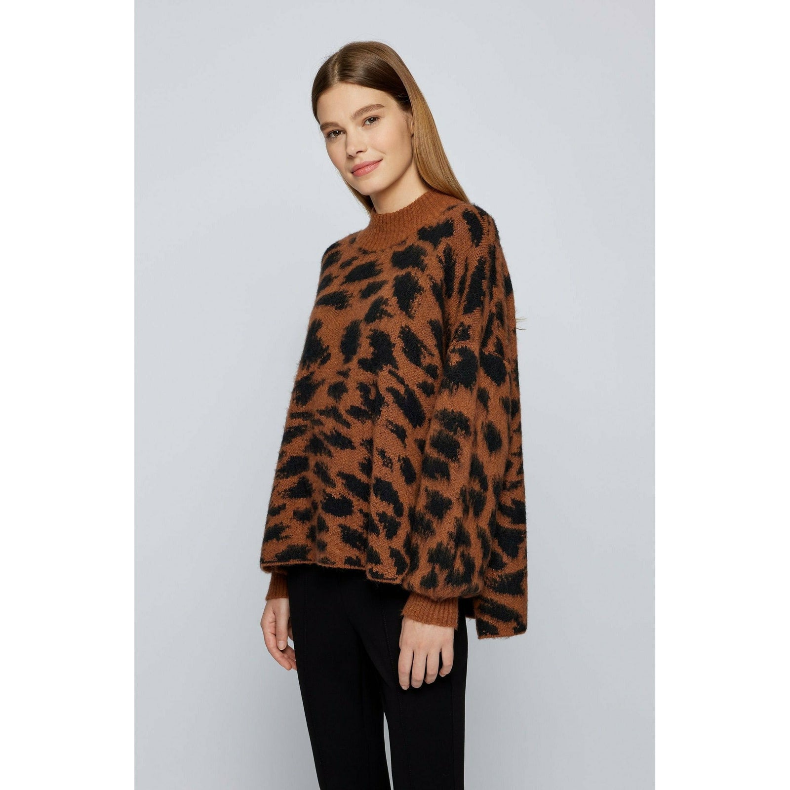 DIPPED-HEM RELAXED-FIT SWEATER WITH ANIMAL-PATTERN JACQUARD - Yooto